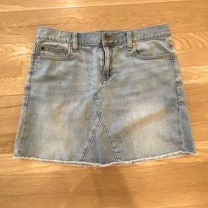 Gap 1969 Womens Stonewashed Distressed Denim Skirt w Stretch / Size 29